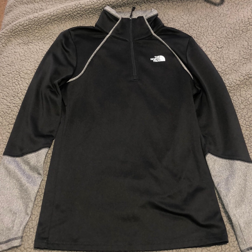 Black and grey north face top